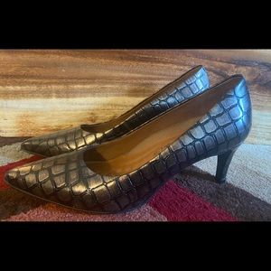 Gently used ladies walking cradles heels size 7M